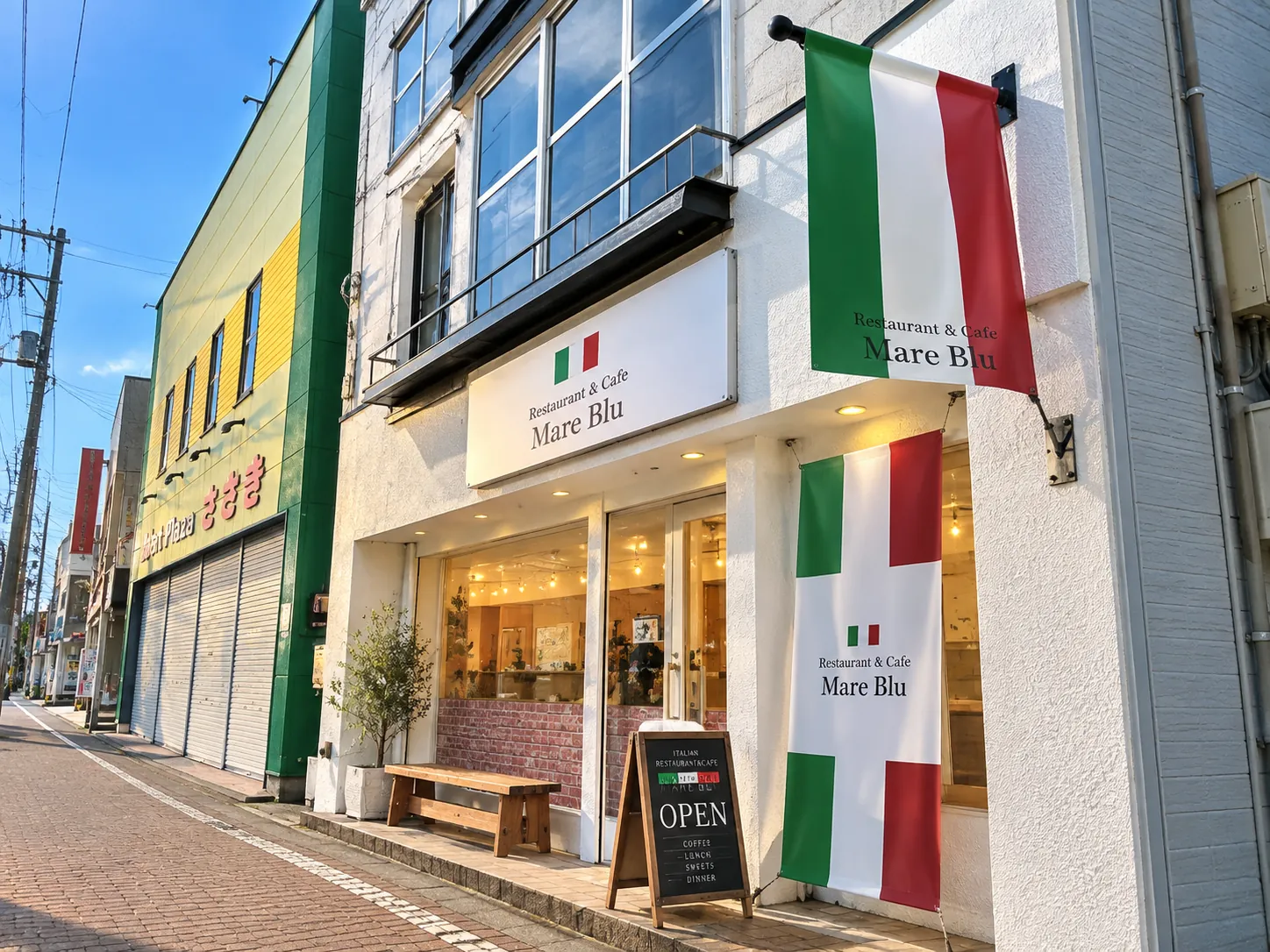 Mare Blu の店先。三色旗の看板と縦の旗