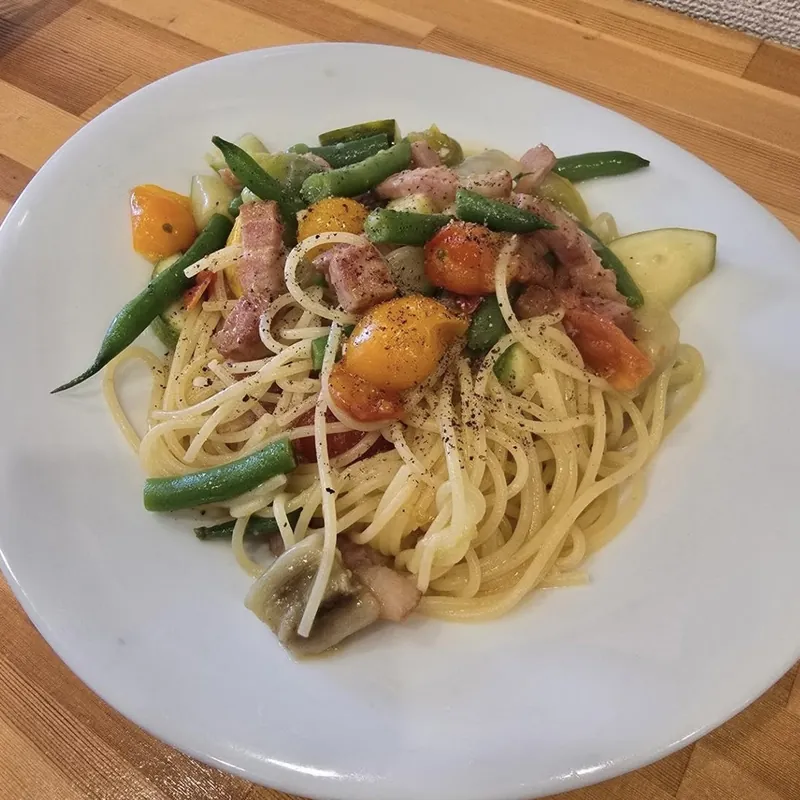 自家農園の夏野菜とベーコンのパスタ